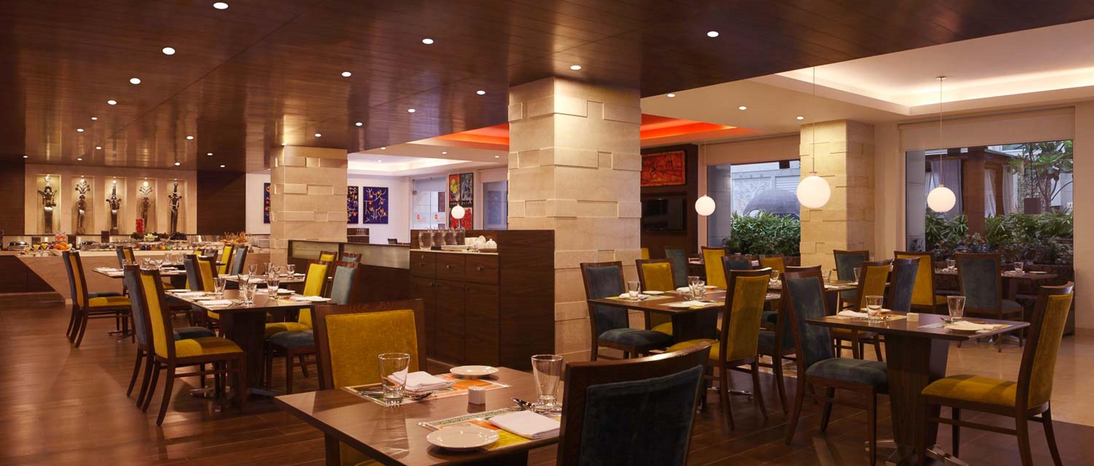 Lemon Tree Premier, Delhi Airport Hotel New Delhi Bagian luar foto The interior of the restaurant