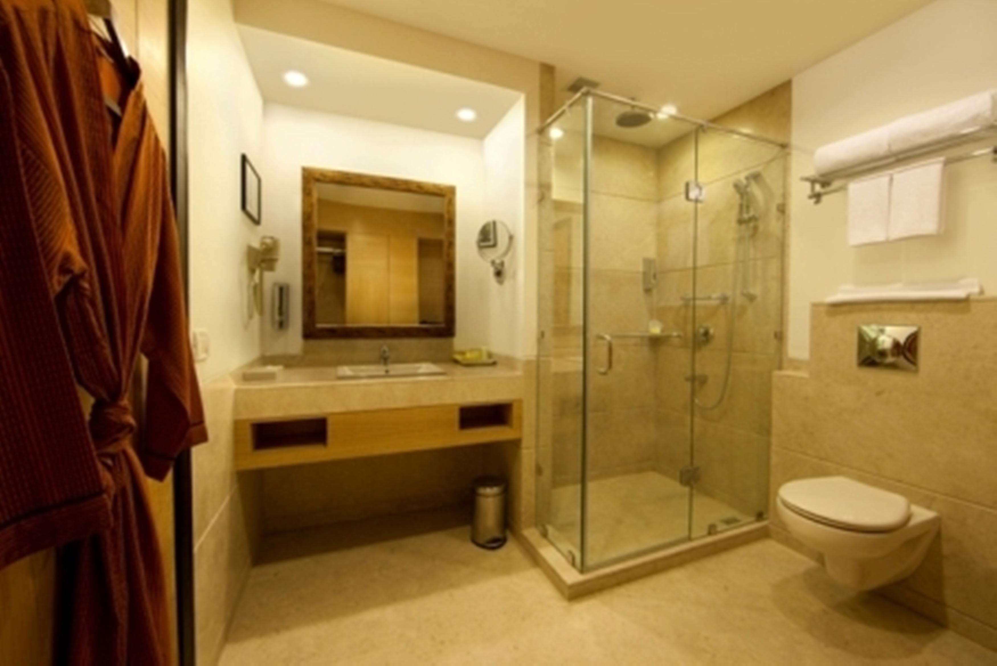 Lemon Tree Premier, Delhi Airport Hotel New Delhi Bagian luar foto A bathroom in a hotel