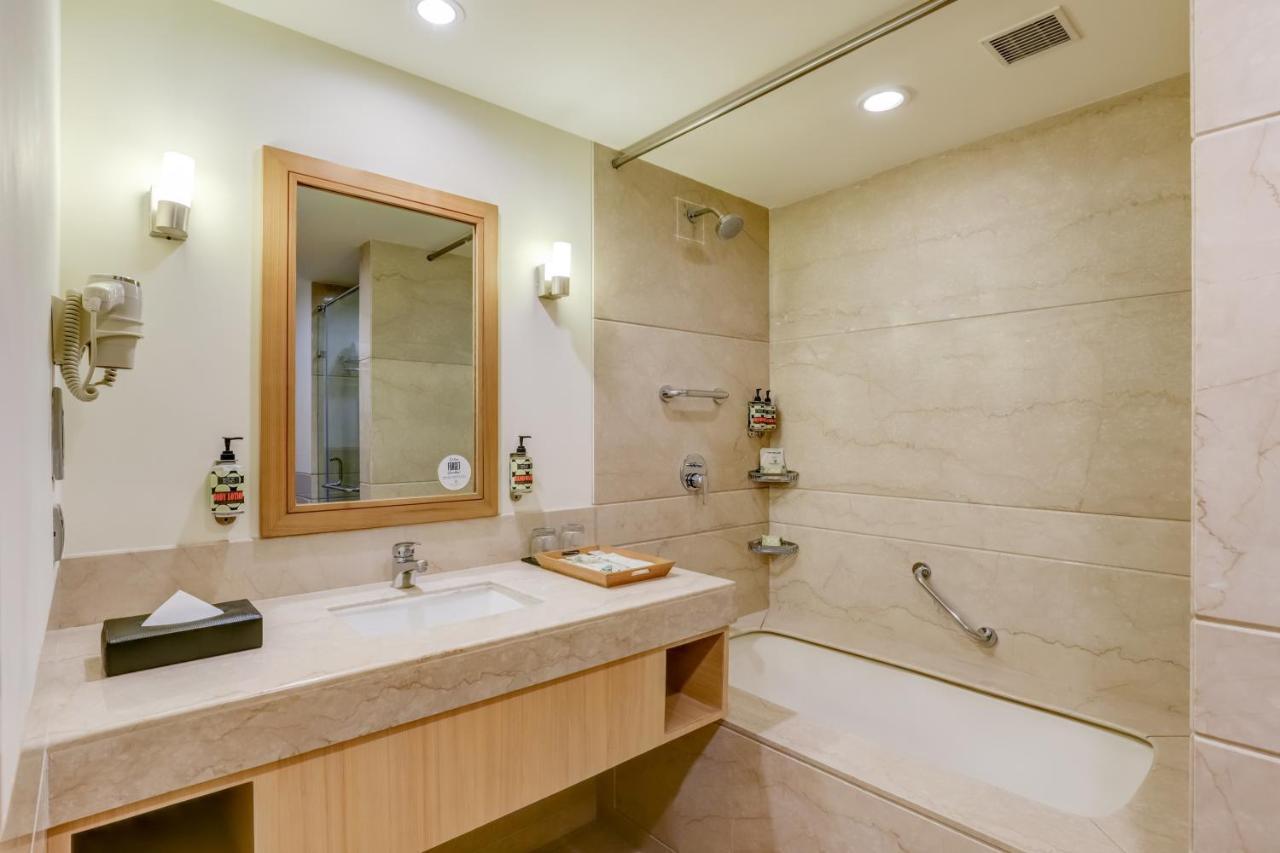 Lemon Tree Premier, Delhi Airport Hotel New Delhi Bagian luar foto Bathroom