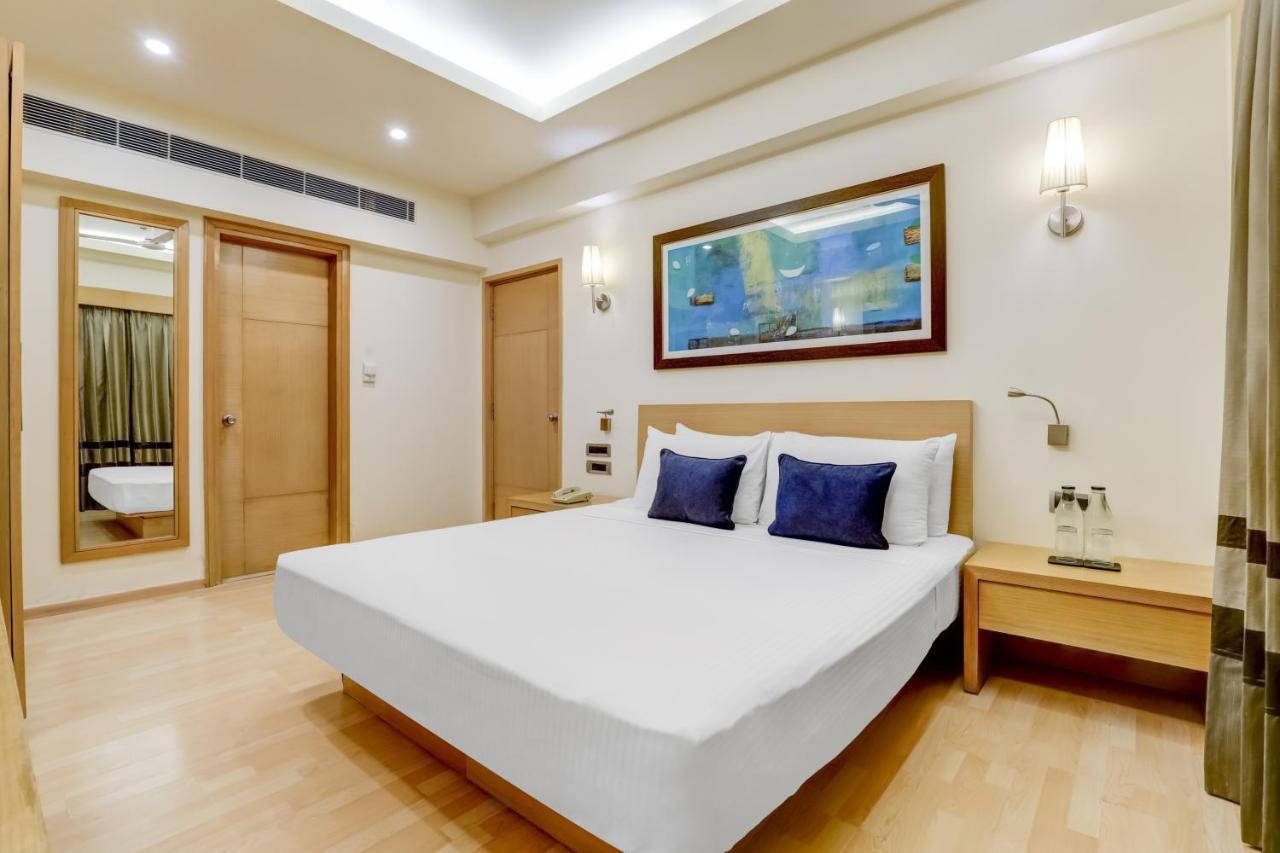 Lemon Tree Premier, Delhi Airport Hotel New Delhi Bagian luar foto A bedroom at the hotel