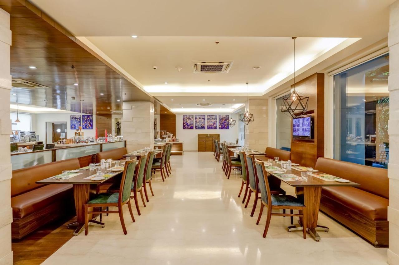 Lemon Tree Premier, Delhi Airport Hotel New Delhi Bagian luar foto The interior of the restaurant