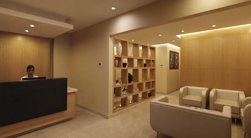 Lemon Tree Premier, Delhi Airport Hotel New Delhi Bagian luar foto The interior of the lounge