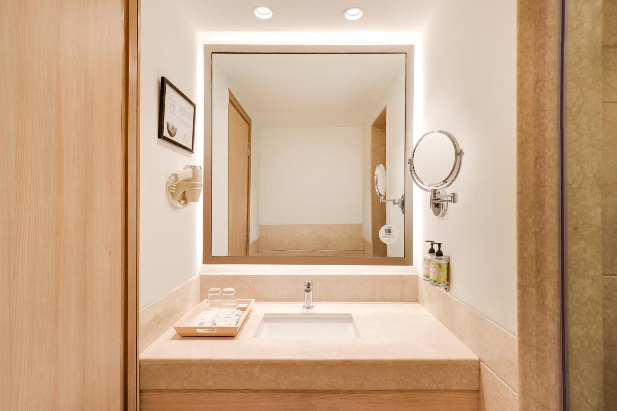 Lemon Tree Premier, Delhi Airport Hotel New Delhi Bagian luar foto Bathroom