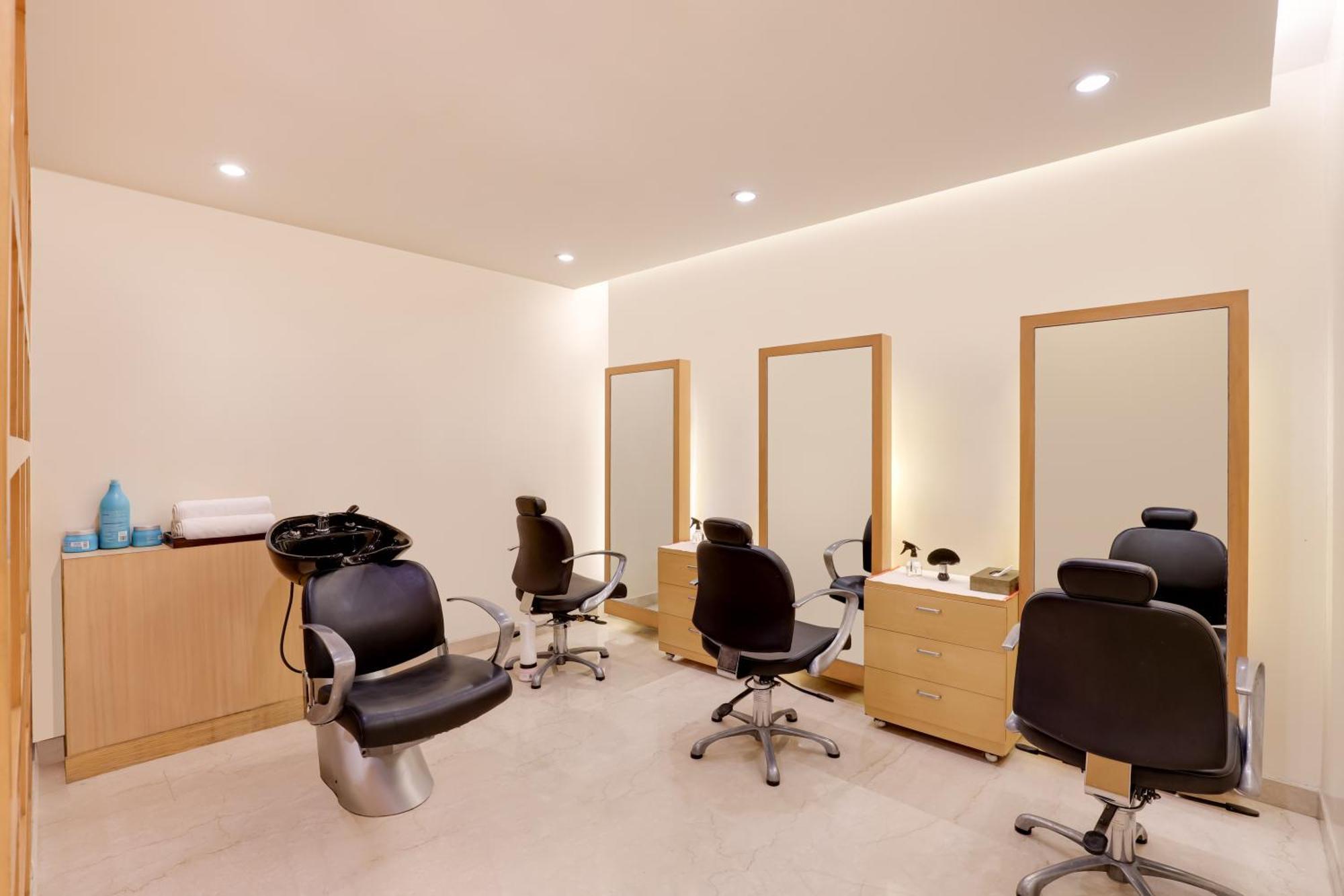 Lemon Tree Premier, Delhi Airport Hotel New Delhi Bagian luar foto A hair salon in the United States