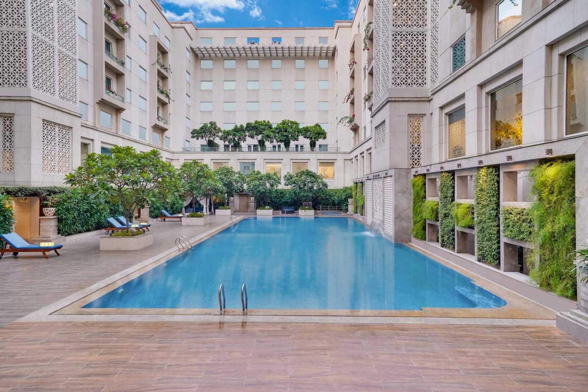Lemon Tree Premier, Delhi Airport Hotel New Delhi Bagian luar foto The pool at the Taj Bengal