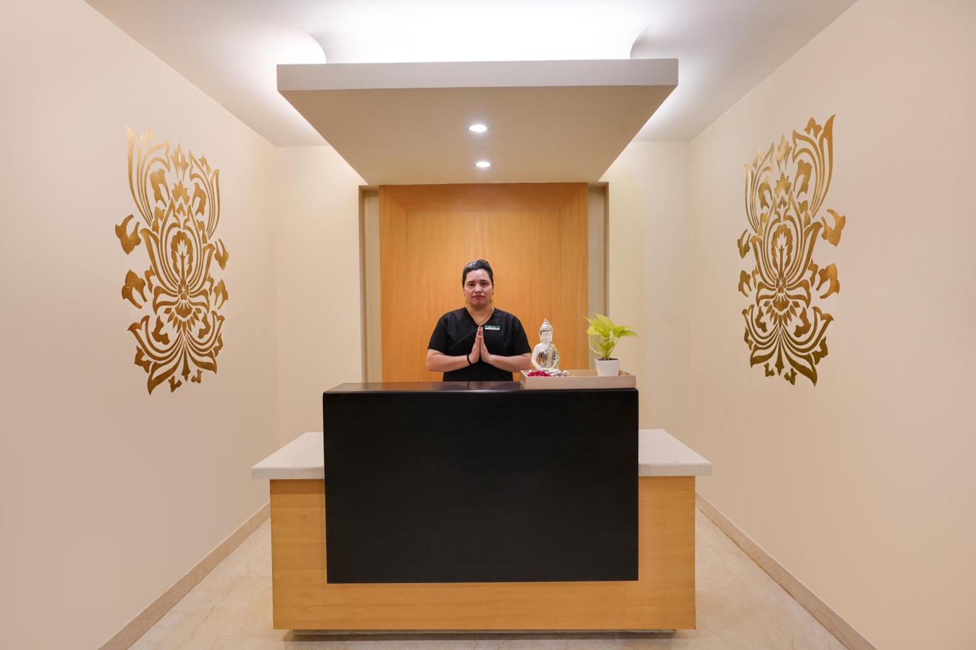 Lemon Tree Premier, Delhi Airport Hotel New Delhi Bagian luar foto A hotel receptionist at the Taj Bengal, Kolkata, India