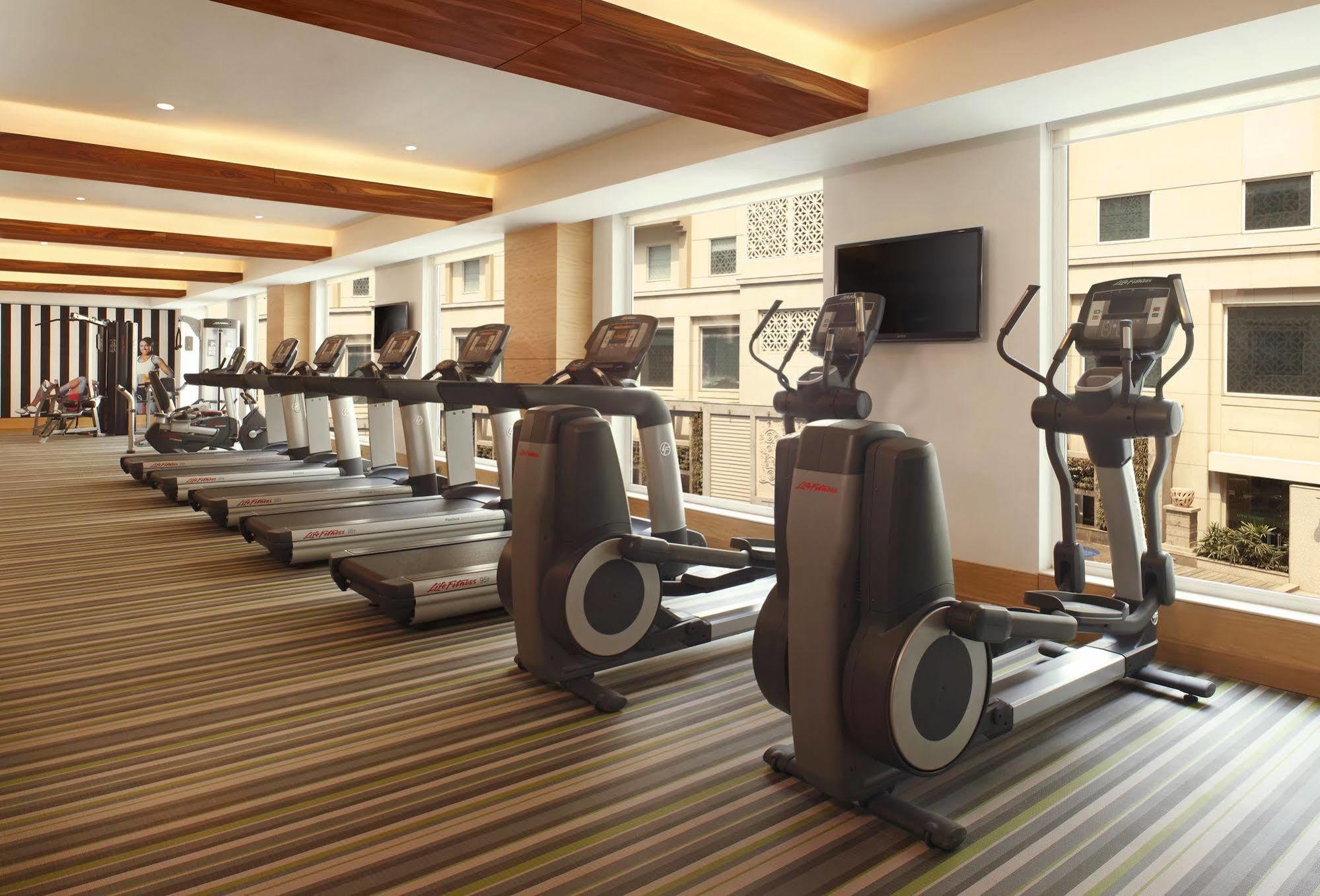 Lemon Tree Premier, Delhi Airport Hotel New Delhi Bagian luar foto The gym at the hotel