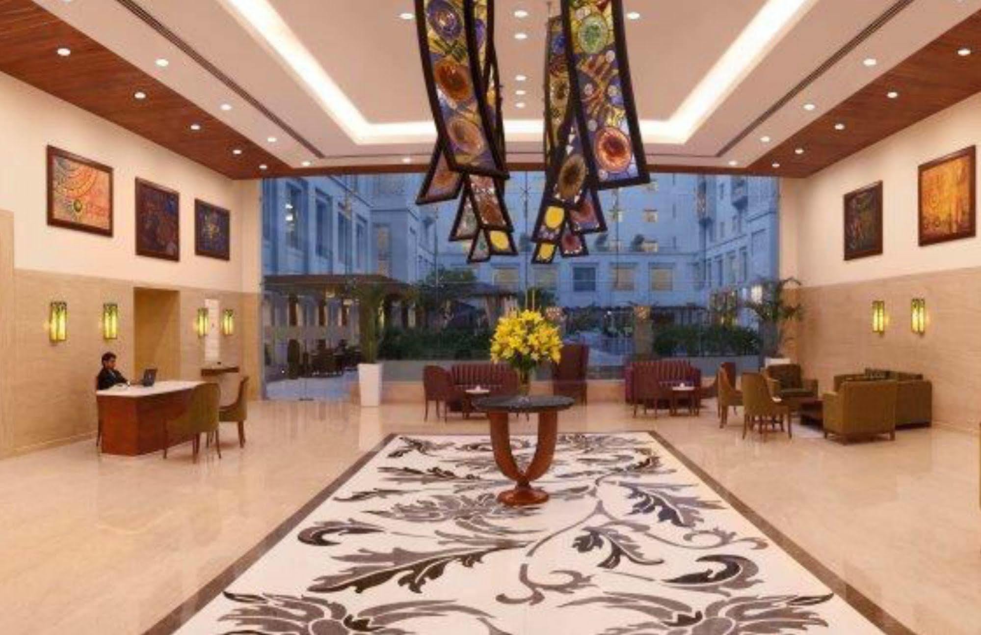 Lemon Tree Premier, Delhi Airport Hotel New Delhi Bagian luar foto The lobby of the hotel