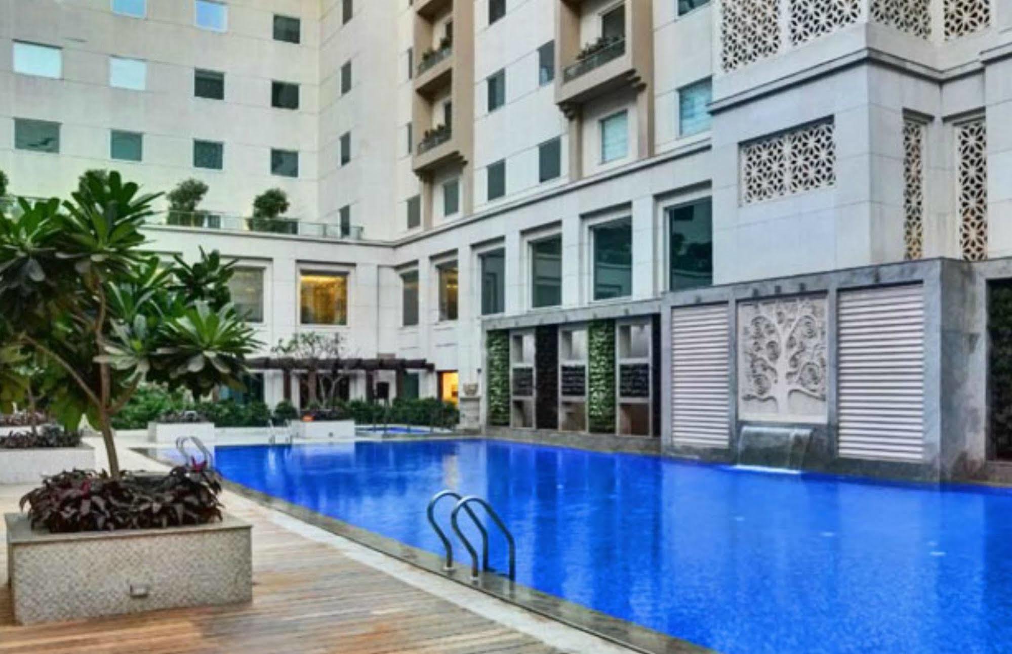 Lemon Tree Premier, Delhi Airport Hotel New Delhi Bagian luar foto The swimming pool at the hotel