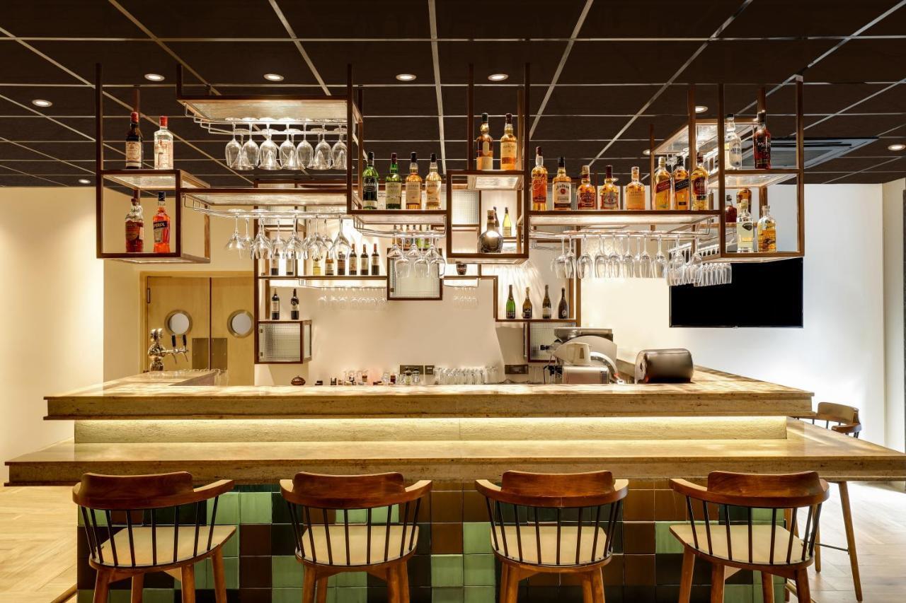 Lemon Tree Premier, Delhi Airport Hotel New Delhi Bagian luar foto A bar in Japan