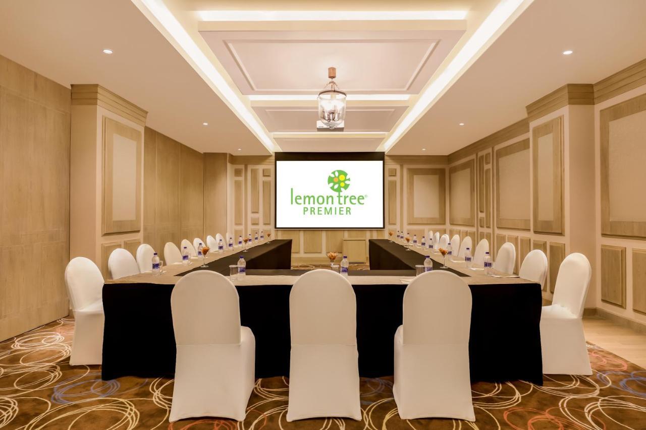 Lemon Tree Premier, Delhi Airport Hotel New Delhi Bagian luar foto A meeting room at a hotel