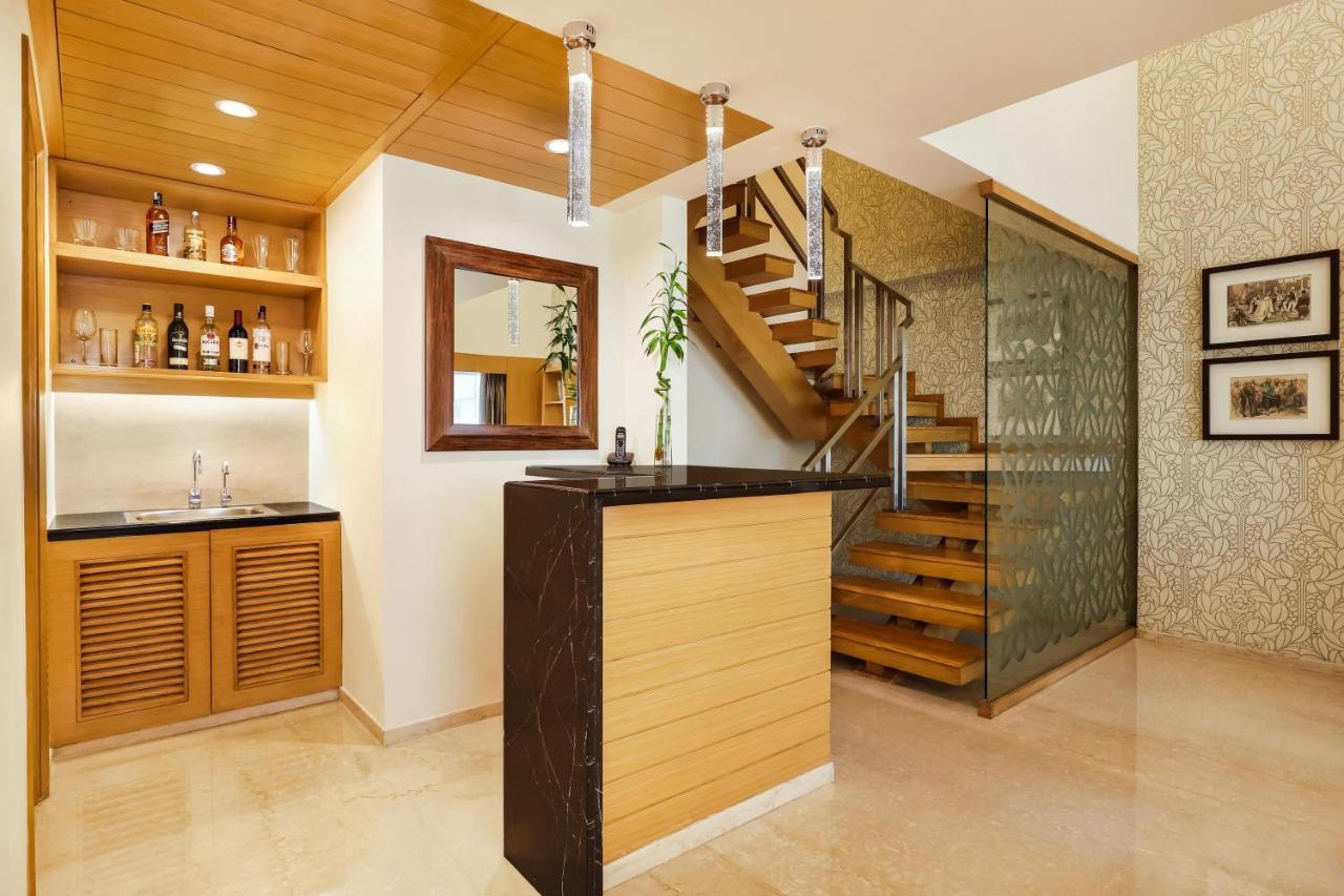 Lemon Tree Premier, Delhi Airport Hotel New Delhi Bagian luar foto A wet bar in a home