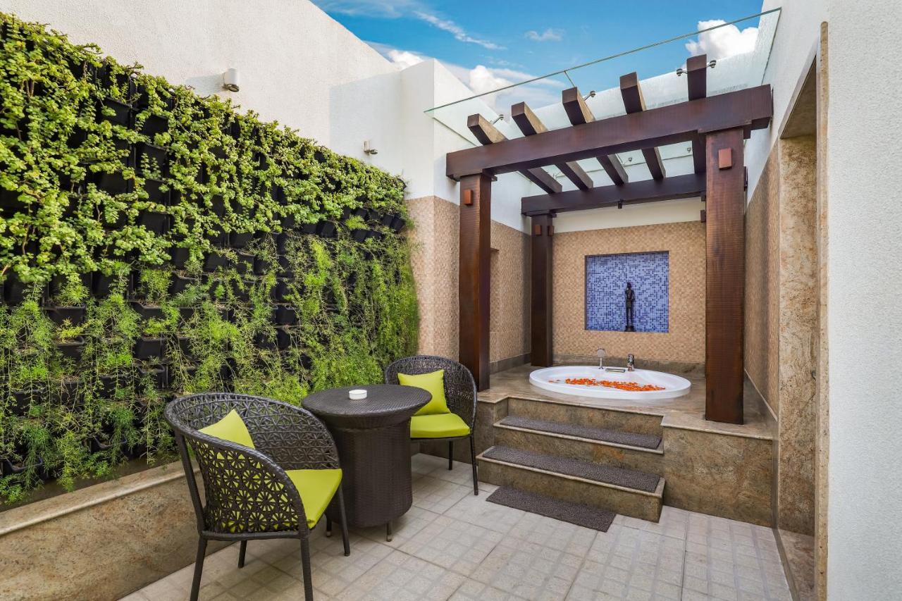 Lemon Tree Premier, Delhi Airport Hotel New Delhi Bagian luar foto A private terrace at the hotel